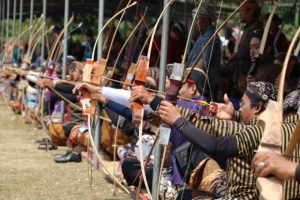 Olahraga panahan biasanya dilakukan sambil berdiri, jemparingan dilakukan dalam posisi duduk bersila