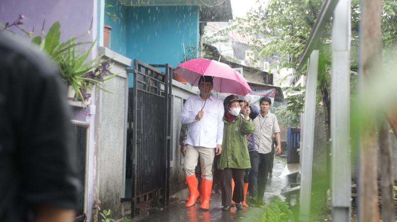 Purwanto dan pejabat Dinas Sumber Daya Air Provinsi DKI Jakarta 
